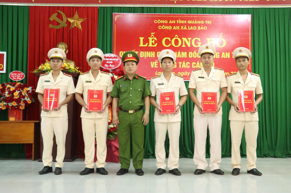 Công an xã Lao Bảo công bố các quyết định về tổ chức bộ máy và công tác cán bộ